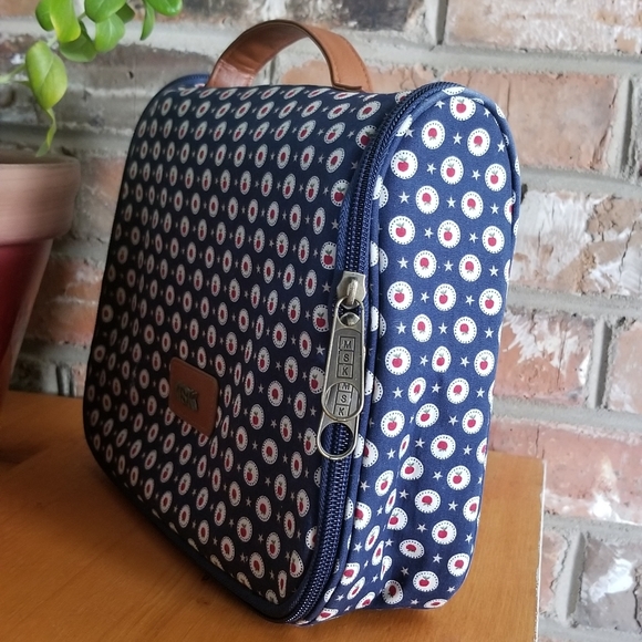 Toiletry bag - Picture 3 of 6